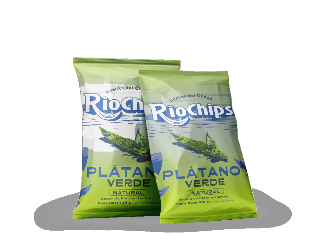 Bolsa de RioChips Plátano Verde sobre fondo verde selva